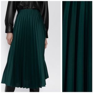 Zara Dark Green Pleated Midi Skirt. Size M.